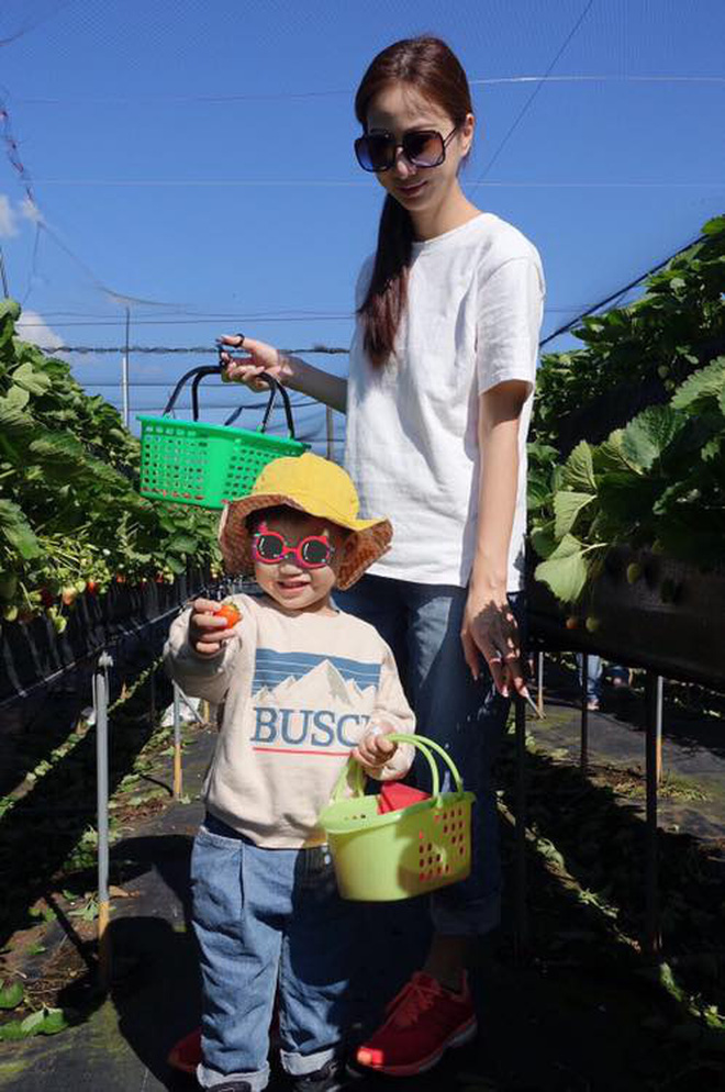 Từng bị dân mạng bịa chuyện và xúc phạm nặng nề, nữ người mẫu trong bức ảnh 'mẹ tiên con cú' bây giờ ra sao? - 5 Từng bị dân mạng bịa chuyện và xúc phạm nặng nề, nữ người mẫu trong bức ảnh 'mẹ tiên con cú' bây giờ ra sao? - 5