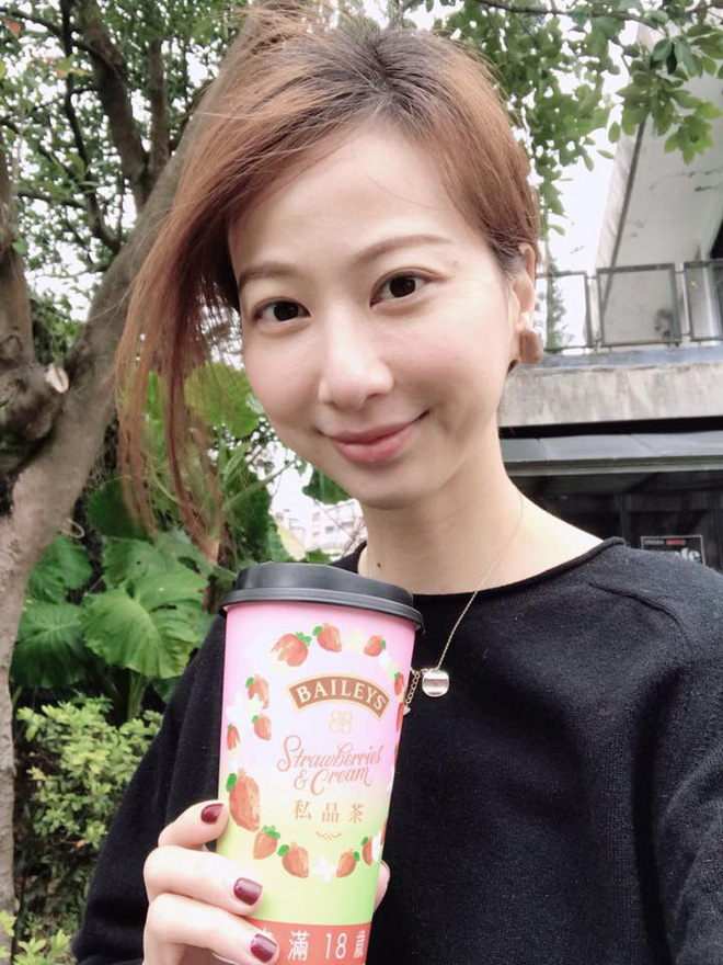 Từng bị dân mạng bịa chuyện và xúc phạm nặng nề, nữ người mẫu trong bức ảnh 'mẹ tiên con cú' bây giờ ra sao? - 6 Từng bị dân mạng bịa chuyện và xúc phạm nặng nề, nữ người mẫu trong bức ảnh 'mẹ tiên con cú' bây giờ ra sao? - 6