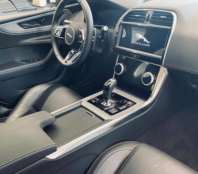 Jaguar XE 2020 cập bến Việt Nam, đấu Mercedes-Benz C-Class và BMW 3-Series - 4 Jaguar XE 2020 cập bến Việt Nam, đấu Mercedes-Benz C-Class và BMW 3-Series - 4
