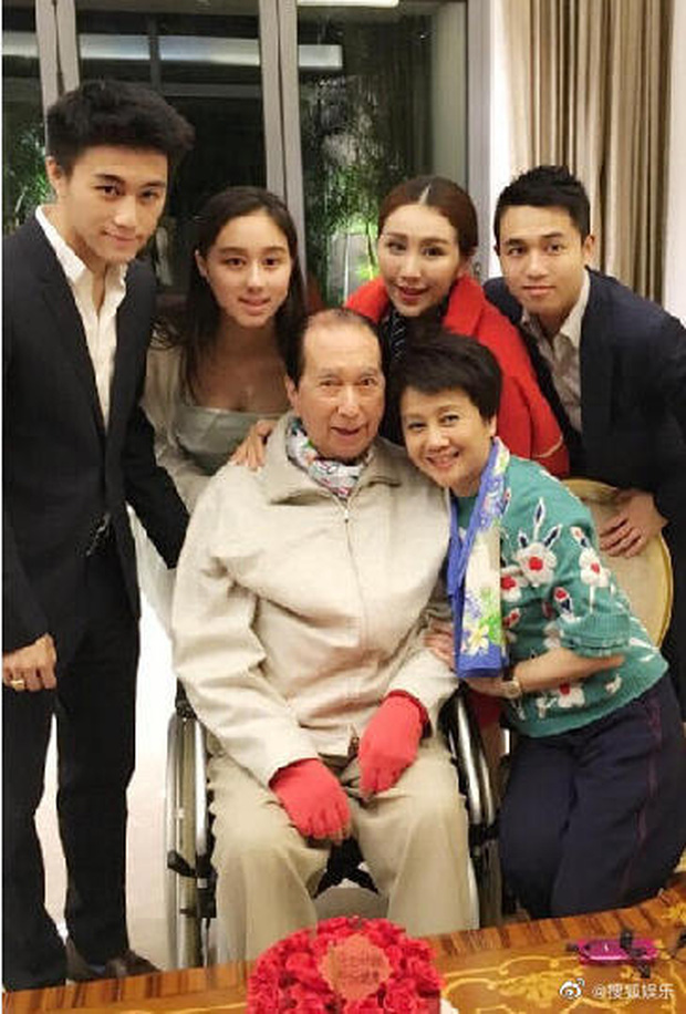 Khoảnh khắc cuối khi trùm sòng bạc Macau qua đời: Cậu ấm cô chiêu gia tộc tiều tụy, Ming Xi cúi gằm, bà Hai bà Ba chưa chi đã tranh quyền? - 12 Khoảnh khắc cuối khi trùm sòng bạc Macau qua đời: Cậu ấm cô chiêu gia tộc tiều tụy, Ming Xi cúi gằm, bà Hai bà Ba chưa chi đã tranh quyền? - 12
