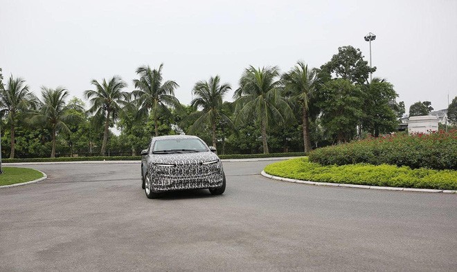 Xe VinFast ngang Honda CR-V bất ngờ lộ diện: Ra mắt tháng 11 tại Mỹ, bán ở nhiều nước, có tuỳ chọn động cơ xăng BMW - 2 Xe VinFast ngang Honda CR-V bất ngờ lộ diện: Ra mắt tháng 11 tại Mỹ, bán ở nhiều nước, có tuỳ chọn động cơ xăng BMW - 2