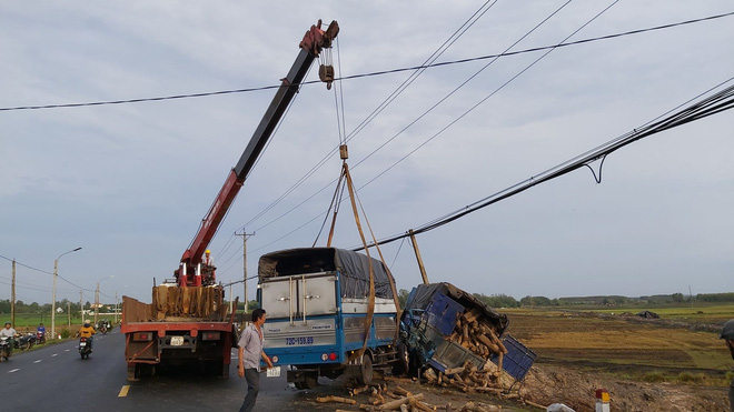 Hai ôtô va chạm trên quốc lộ, vợ tài xế tử nạn trong cabin - 1 Hai ôtô va chạm trên quốc lộ, vợ tài xế tử nạn trong cabin - 1