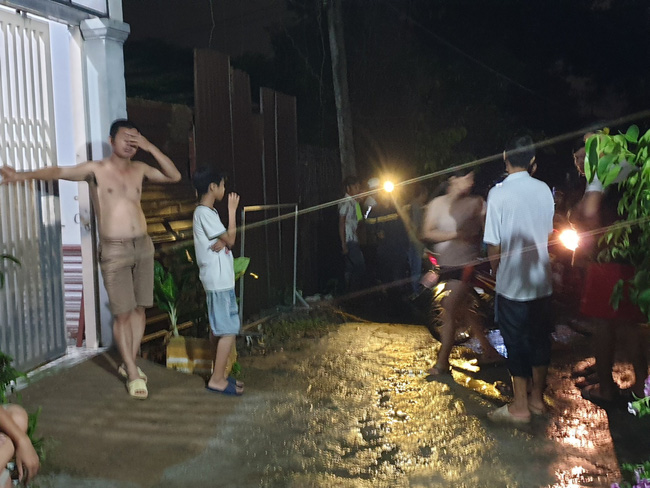 Trắng đêm tìm kiếm bé trai 4 tuổi bị mất tích dưới mương nước - 3 Trắng đêm tìm kiếm bé trai 4 tuổi bị mất tích dưới mương nước - 3