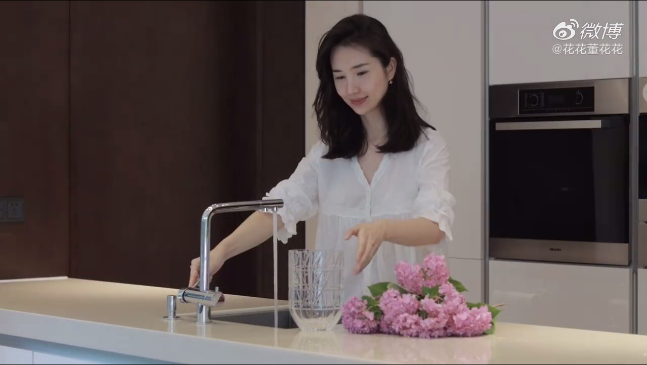 Vợ chủ tịch Taobao chính thức 'phản đòn' nhân tình của chồng bằng vlog đầy ẩn ý trong khi nam chính vẫn quyết im lặng - 2 Vợ chủ tịch Taobao chính thức 'phản đòn' nhân tình của chồng bằng vlog đầy ẩn ý trong khi nam chính vẫn quyết im lặng - 2