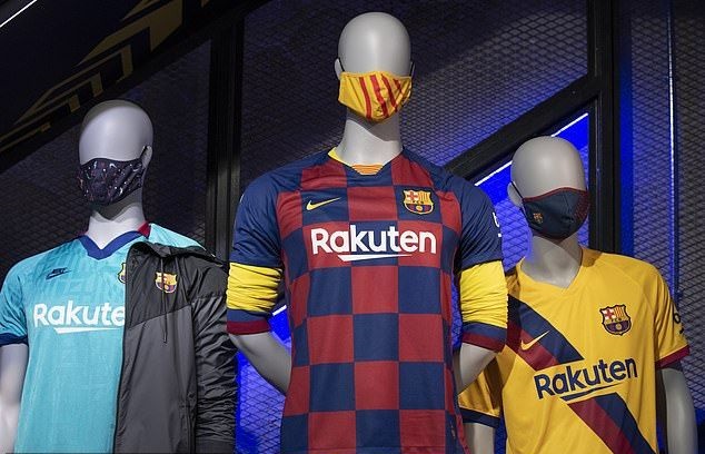 Mùa dịch Covid-19, Barca thêm khẩu trang vào... trang phục thi đấu Mùa dịch Covid-19, Barca thêm khẩu trang vào... trang phục thi đấu