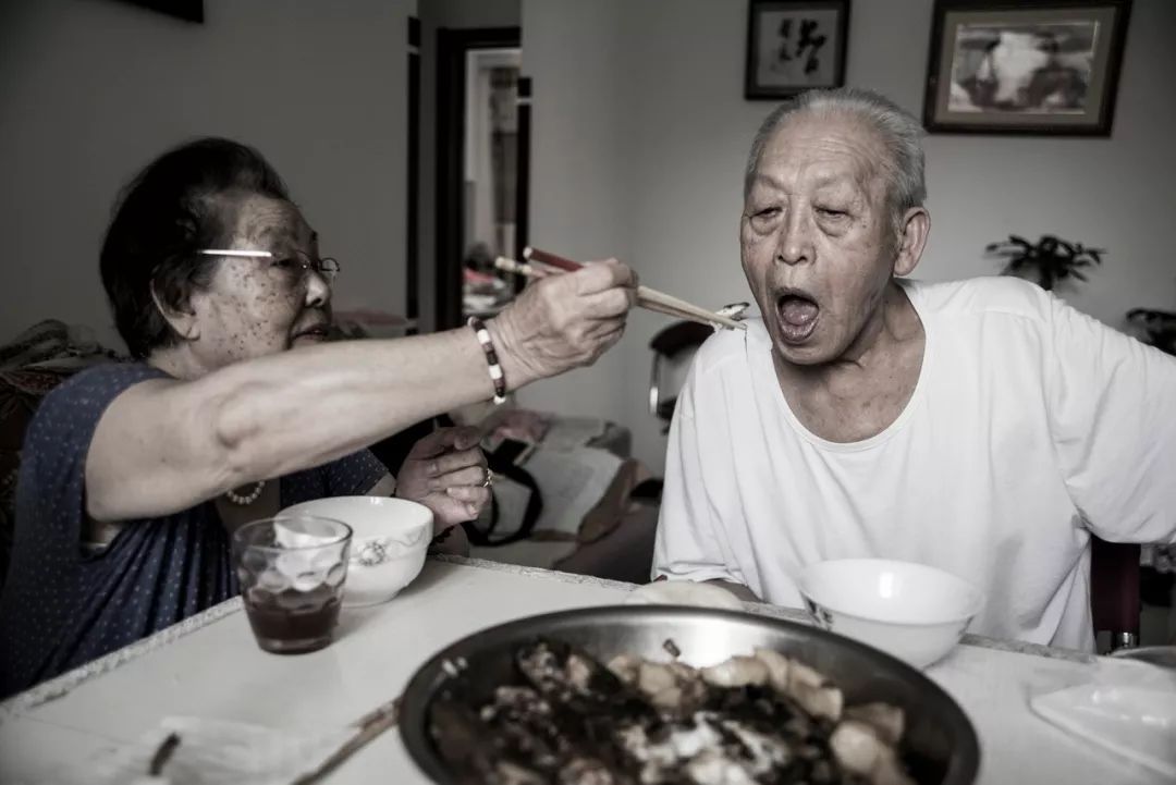 Bức ảnh khiến hàng tỷ người rơi lệ: Từ đôi thanh mai trúc mã trở thành vợ chồng và nụ hôn động viên tạo nên kỳ tích cho người đang nguy kịch - 5 Bức ảnh khiến hàng tỷ người rơi lệ: Từ đôi thanh mai trúc mã trở thành vợ chồng và nụ hôn động viên tạo nên kỳ tích cho người đang nguy kịch - 5