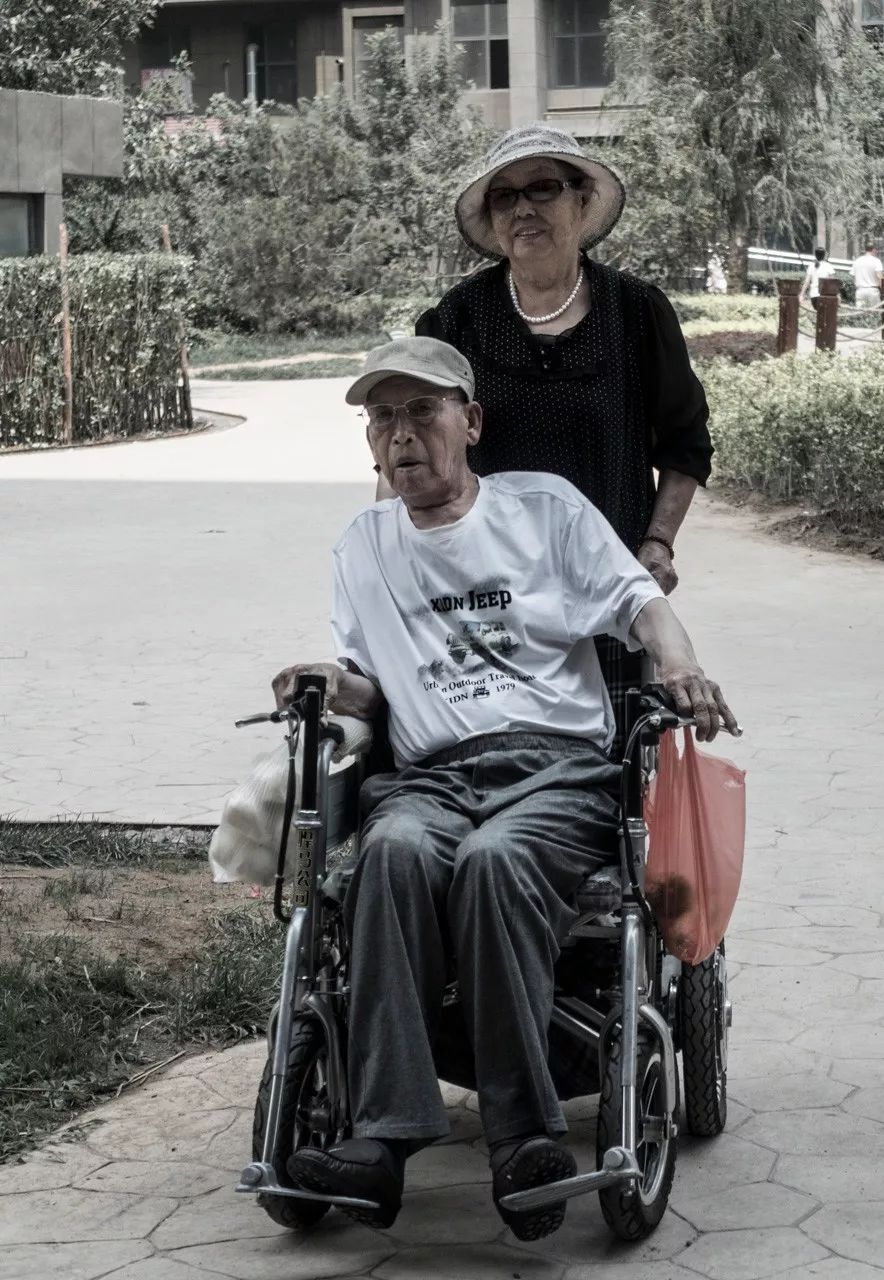 Bức ảnh khiến hàng tỷ người rơi lệ: Từ đôi thanh mai trúc mã trở thành vợ chồng và nụ hôn động viên tạo nên kỳ tích cho người đang nguy kịch - 8 Bức ảnh khiến hàng tỷ người rơi lệ: Từ đôi thanh mai trúc mã trở thành vợ chồng và nụ hôn động viên tạo nên kỳ tích cho người đang nguy kịch - 8