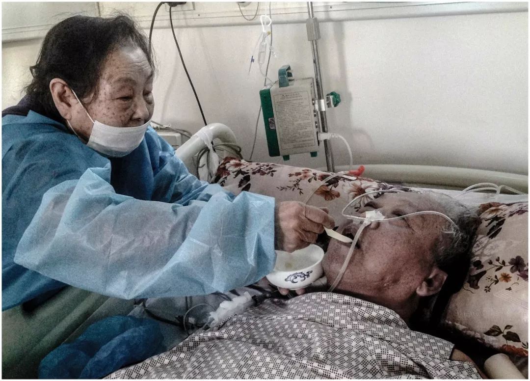 Bức ảnh khiến hàng tỷ người rơi lệ: Từ đôi thanh mai trúc mã trở thành vợ chồng và nụ hôn động viên tạo nên kỳ tích cho người đang nguy kịch - 14 Bức ảnh khiến hàng tỷ người rơi lệ: Từ đôi thanh mai trúc mã trở thành vợ chồng và nụ hôn động viên tạo nên kỳ tích cho người đang nguy kịch - 14