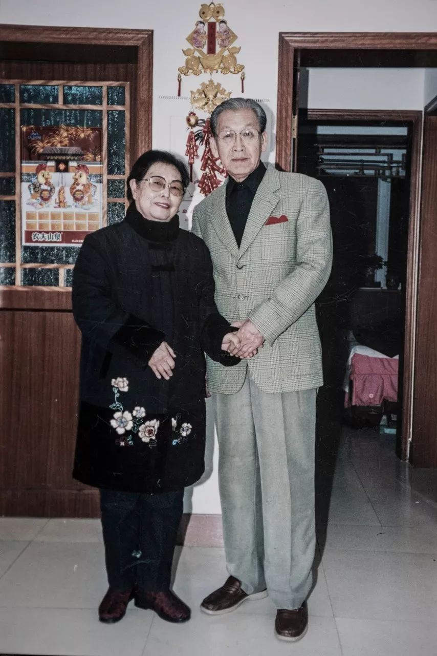 Bức ảnh khiến hàng tỷ người rơi lệ: Từ đôi thanh mai trúc mã trở thành vợ chồng và nụ hôn động viên tạo nên kỳ tích cho người đang nguy kịch - 3 Bức ảnh khiến hàng tỷ người rơi lệ: Từ đôi thanh mai trúc mã trở thành vợ chồng và nụ hôn động viên tạo nên kỳ tích cho người đang nguy kịch - 3