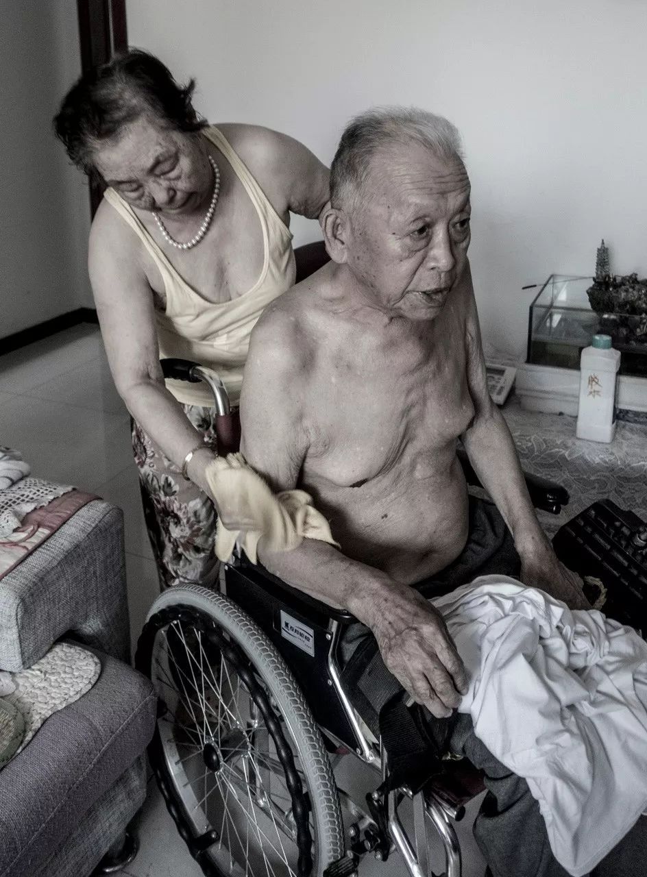 Bức ảnh khiến hàng tỷ người rơi lệ: Từ đôi thanh mai trúc mã trở thành vợ chồng và nụ hôn động viên tạo nên kỳ tích cho người đang nguy kịch - 10 Bức ảnh khiến hàng tỷ người rơi lệ: Từ đôi thanh mai trúc mã trở thành vợ chồng và nụ hôn động viên tạo nên kỳ tích cho người đang nguy kịch - 10