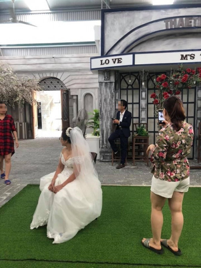 Cô dâu 75 tuổi vẫn sexy chụp ảnh cưới với chú rể 34 gây tranh cãi, sự thực khiến dân tình ngã ngửa - 2 Cô dâu 75 tuổi vẫn sexy chụp ảnh cưới với chú rể 34 gây tranh cãi, sự thực khiến dân tình ngã ngửa - 2