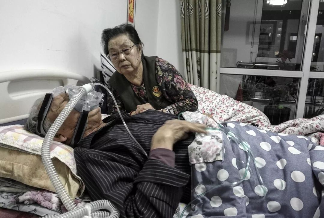 Bức ảnh khiến hàng tỷ người rơi lệ: Từ đôi thanh mai trúc mã trở thành vợ chồng và nụ hôn động viên tạo nên kỳ tích cho người đang nguy kịch - 15 Bức ảnh khiến hàng tỷ người rơi lệ: Từ đôi thanh mai trúc mã trở thành vợ chồng và nụ hôn động viên tạo nên kỳ tích cho người đang nguy kịch - 15