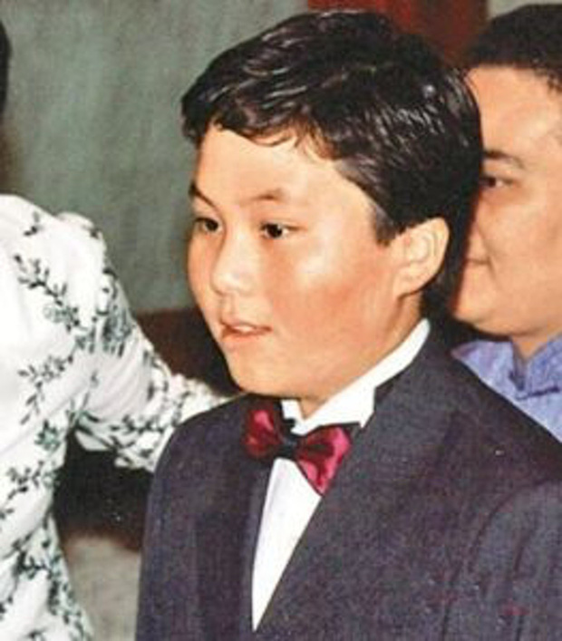 Thuyết âm mưu 'căng đét': Trùm sòng bạc còn 1 con trai thân thế bí mật, là 'chiêu bài' sống còn giành tài sản của bà Tư? - 1 Thuyết âm mưu 'căng đét': Trùm sòng bạc còn 1 con trai thân thế bí mật, là 'chiêu bài' sống còn giành tài sản của bà Tư? - 1