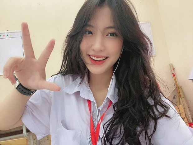 Chùm ảnh: Nhan sắc của loạt gái xinh bàn bên khiến đám con trai không còn muốn crush nữ sinh trường ngoài Chùm ảnh: Nhan sắc của loạt gái xinh bàn bên khiến đám con trai không còn muốn crush nữ sinh trường ngoài
