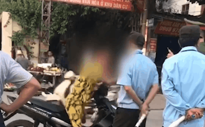 Video: Cô gái ngông nghênh thách thức 'mang bút tao ghi giấy tờ cho' rồi lao vào hành hung lực lượng chức năng Video: Cô gái ngông nghênh thách thức 'mang bút tao ghi giấy tờ cho' rồi lao vào hành hung lực lượng chức năng