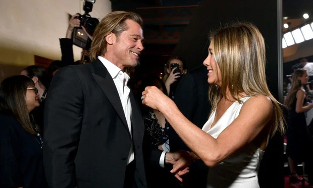 Xôn xao tin Brad Pitt cầu hôn vợ cũ Jennifer Aniston, hành động nắm tay công khai năm ngoái càng đáng nghi - 1 Xôn xao tin Brad Pitt cầu hôn vợ cũ Jennifer Aniston, hành động nắm tay công khai năm ngoái càng đáng nghi - 1