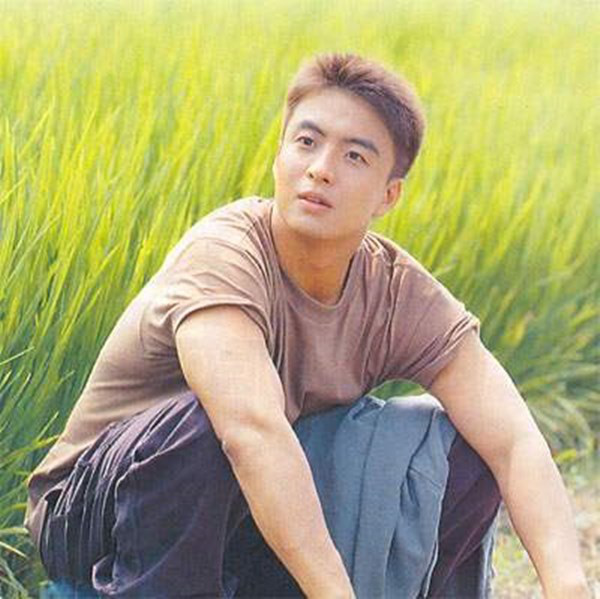 Bae Yong Joon: Quá khứ nghèo khổ, bị giới hào môn chối bỏ rồi thành 'ông hoàng Kbiz' hô biến mỹ nhân 'Vườn sao băng' thành bà hoàng - 1 Bae Yong Joon: Quá khứ nghèo khổ, bị giới hào môn chối bỏ rồi thành 'ông hoàng Kbiz' hô biến mỹ nhân 'Vườn sao băng' thành bà hoàng - 1