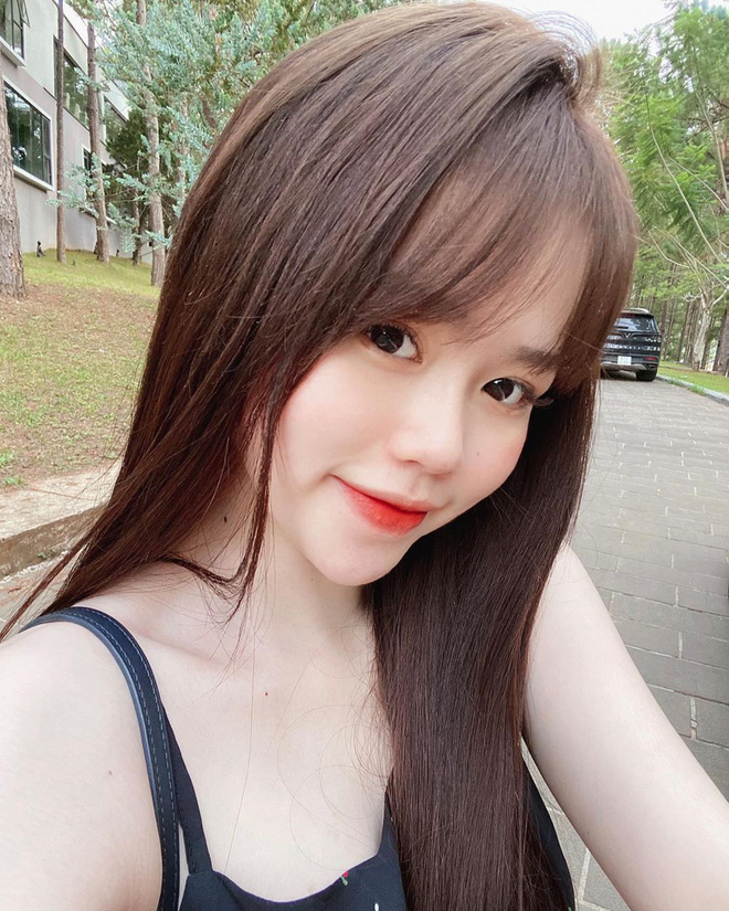 Bạn gái Quang Hải bị dân tình tìm ra điểm sai sai trong story mới nhất, sau khác biệt ảnh trên mạng - ngoài đời Bạn gái Quang Hải bị dân tình tìm ra điểm sai sai trong story mới nhất, sau khác biệt ảnh trên mạng - ngoài đời