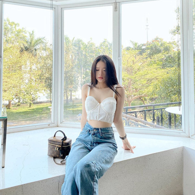 Linh Ka chỉ cao 'ba mét bẻ đôi' nhưng lên ảnh vẫn cao ráo nhờ 3 tuyệt kỹ lên đồ hack chân dài cực đỉnh - 5 Linh Ka chỉ cao 'ba mét bẻ đôi' nhưng lên ảnh vẫn cao ráo nhờ 3 tuyệt kỹ lên đồ hack chân dài cực đỉnh - 5
