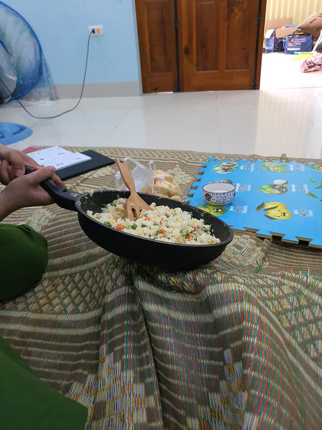 Được ngày vào bếp rang cơm, cô vợ trẻ lại cho đi ngay cái chiếu nhựa và hình ảnh đáy chảo khiến ai nấy "đến chịu" Được ngày vào bếp rang cơm, cô vợ trẻ lại cho đi ngay cái chiếu nhựa và hình ảnh đáy chảo khiến ai nấy "đến chịu"