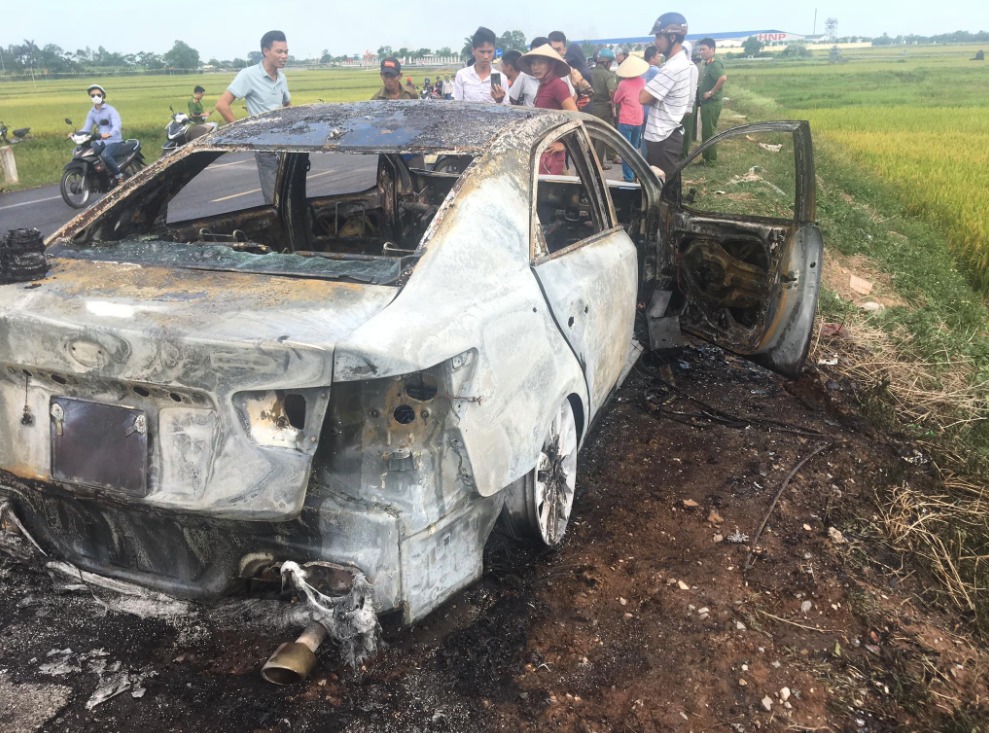 Tài xế khóc lóc, nhờ người lấy hộ giấy tờ bên trong ô tô đang bốc cháy: 'Em non gan lắm, anh giúp em hết bao nhiêu em cũng gửi' - 1 Tài xế khóc lóc, nhờ người lấy hộ giấy tờ bên trong ô tô đang bốc cháy: 'Em non gan lắm, anh giúp em hết bao nhiêu em cũng gửi' - 1
