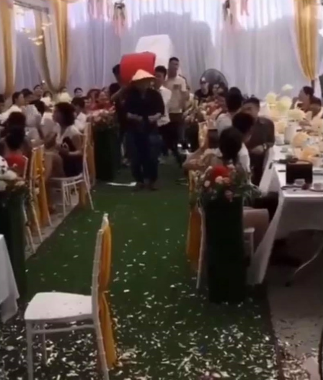 Đám cưới và những trò lố của hội bạn thân: Vô tư một chút thì vui, 'vô tư nhiều quá' chẳng vui tí nào! Đám cưới và những trò lố của hội bạn thân: Vô tư một chút thì vui, 'vô tư nhiều quá' chẳng vui tí nào!