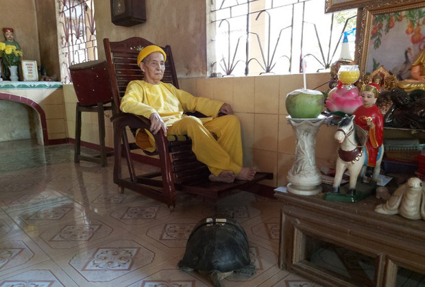 'Kỳ lạ' cụ rùa hơn trăm tuổi ở miền Tây biết... nghe kinh, ăn chay và giữ cửa 'Kỳ lạ' cụ rùa hơn trăm tuổi ở miền Tây biết... nghe kinh, ăn chay và giữ cửa