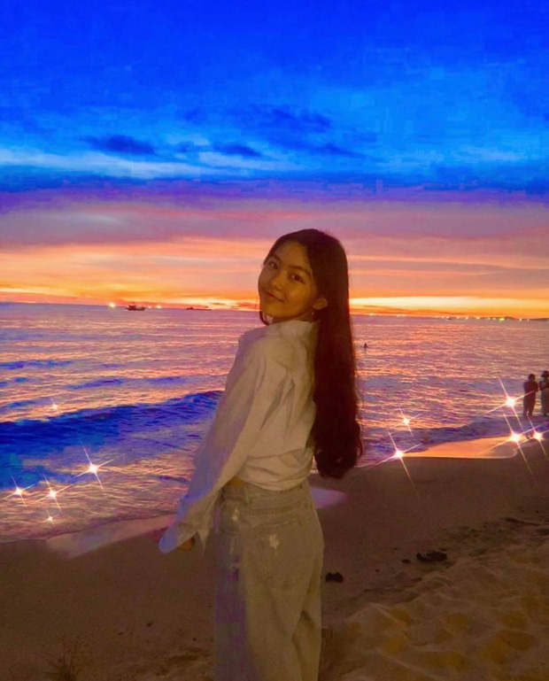 Đăng ảnh chụp cùng hoàng hôn thiếu sáng, công chúa lớn nhà MC Quyền Linh vẫn khiến dân tình xôn xao với style đậm chất mỹ nhân Hong Kong Đăng ảnh chụp cùng hoàng hôn thiếu sáng, công chúa lớn nhà MC Quyền Linh vẫn khiến dân tình xôn xao với style đậm chất mỹ nhân Hong Kong