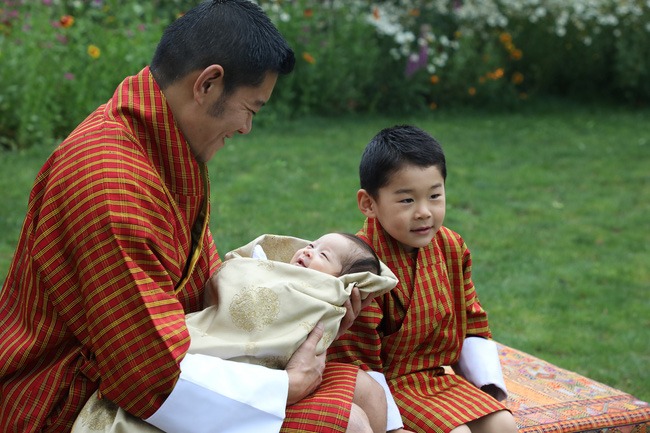 Hoàng hậu 'vạn người mê' Bhutan chính thức công bố hình ảnh con trai thứ 2 mới sinh khiến dân mạng xuýt xoa - 1 Hoàng hậu 'vạn người mê' Bhutan chính thức công bố hình ảnh con trai thứ 2 mới sinh khiến dân mạng xuýt xoa - 1