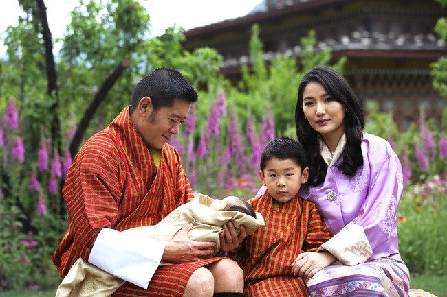 Hoàng hậu 'vạn người mê' Bhutan chính thức công bố hình ảnh con trai thứ 2 mới sinh khiến dân mạng xuýt xoa - 3 Hoàng hậu 'vạn người mê' Bhutan chính thức công bố hình ảnh con trai thứ 2 mới sinh khiến dân mạng xuýt xoa - 3