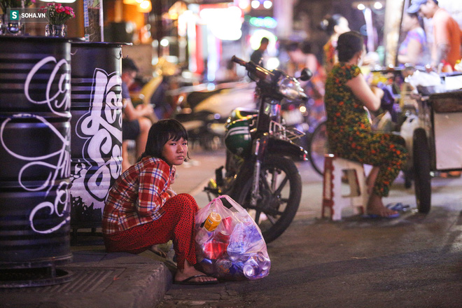 Những đứa trẻ không Tết thiếu nhi, trắng đêm 'phun lửa' mưu sinh ở phố Tây Bùi Viện - 14 Những đứa trẻ không Tết thiếu nhi, trắng đêm 'phun lửa' mưu sinh ở phố Tây Bùi Viện - 14