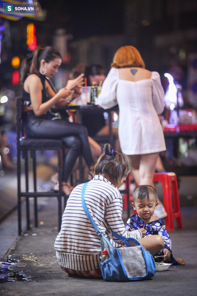 Những đứa trẻ không Tết thiếu nhi, trắng đêm 'phun lửa' mưu sinh ở phố Tây Bùi Viện - 17 Những đứa trẻ không Tết thiếu nhi, trắng đêm 'phun lửa' mưu sinh ở phố Tây Bùi Viện - 17