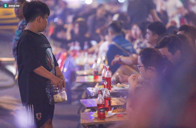 Những đứa trẻ không Tết thiếu nhi, trắng đêm 'phun lửa' mưu sinh ở phố Tây Bùi Viện - 9 Những đứa trẻ không Tết thiếu nhi, trắng đêm 'phun lửa' mưu sinh ở phố Tây Bùi Viện - 9