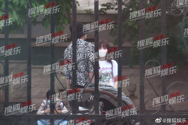 Giả Nãi Lượng - Lý Tiểu Lộ lần đầu gặp nhau sau 2 năm lộ scandal ngoại tình Giả Nãi Lượng - Lý Tiểu Lộ lần đầu gặp nhau sau 2 năm lộ scandal ngoại tình
