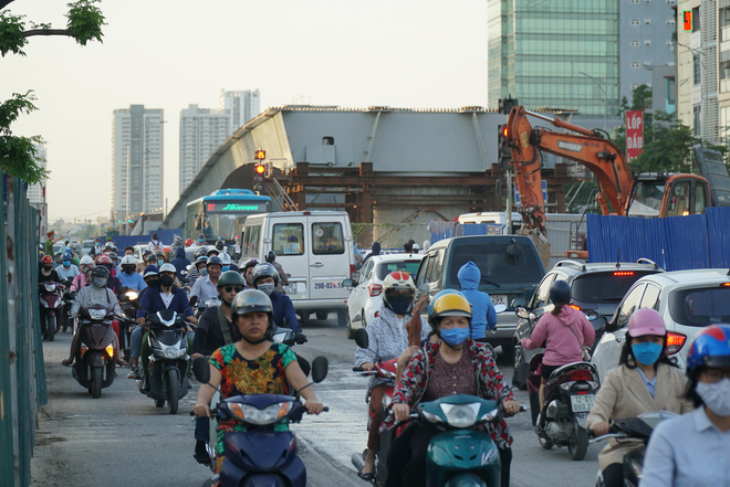 Hà Nội: Giao thông ùn tắc, người đi bộ 'chặn đầu' xe buýt tại nút giao đang thi công đường vành đai 2,5 - 11 Hà Nội: Giao thông ùn tắc, người đi bộ 'chặn đầu' xe buýt tại nút giao đang thi công đường vành đai 2,5 - 11