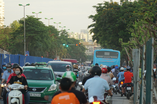 Hà Nội: Giao thông ùn tắc, người đi bộ 'chặn đầu' xe buýt tại nút giao đang thi công đường vành đai 2,5 - 4 Hà Nội: Giao thông ùn tắc, người đi bộ 'chặn đầu' xe buýt tại nút giao đang thi công đường vành đai 2,5 - 4