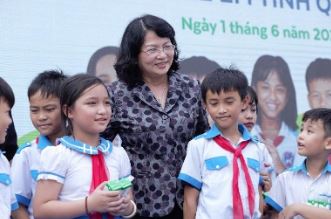 34.000 trẻ em Quảng Nam đón nhận niềm vui uống sữa từ Vinamilk trong ngày 1/6 - 1 34.000 trẻ em Quảng Nam đón nhận niềm vui uống sữa từ Vinamilk trong ngày 1/6 - 1