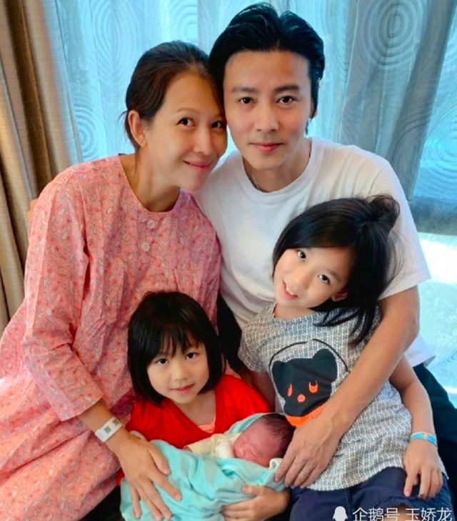 Mỹ nhân Hoa ngữ và những cuộc hôn nhân bất ngờ: Người vật vã vì chồng trẻ ngoại tình, kẻ mang danh 'tiểu tam' nhưng lại tìm được hạnh phúc - 1 Mỹ nhân Hoa ngữ và những cuộc hôn nhân bất ngờ: Người vật vã vì chồng trẻ ngoại tình, kẻ mang danh 'tiểu tam' nhưng lại tìm được hạnh phúc - 1