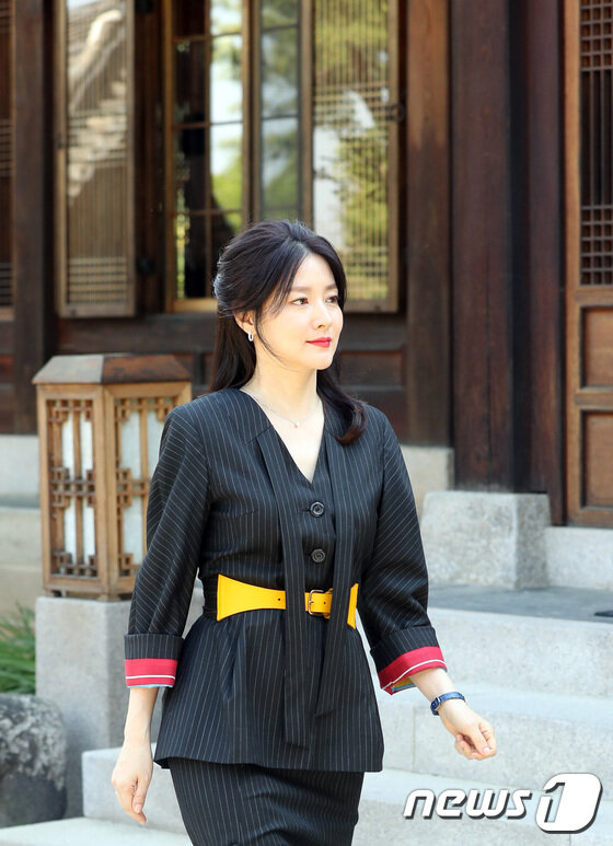 'Nàng Dae Jang Geum' khoe ảnh mặt mộc lộ dấu hiệu lão hóa ở tuổi U50 nhưng vẫn khiến công chúng mê mẩn - 7 'Nàng Dae Jang Geum' khoe ảnh mặt mộc lộ dấu hiệu lão hóa ở tuổi U50 nhưng vẫn khiến công chúng mê mẩn - 7