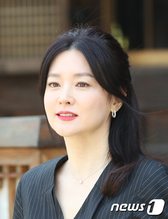 'Nàng Dae Jang Geum' khoe ảnh mặt mộc lộ dấu hiệu lão hóa ở tuổi U50 nhưng vẫn khiến công chúng mê mẩn - 9 'Nàng Dae Jang Geum' khoe ảnh mặt mộc lộ dấu hiệu lão hóa ở tuổi U50 nhưng vẫn khiến công chúng mê mẩn - 9