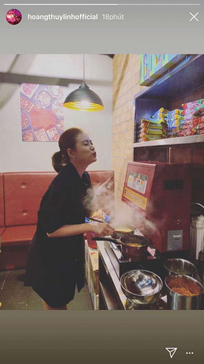 Lộ ảnh Hoàng Thuỳ Linh và Gil Lê vai kề vai hẹn hò cực tình cảm: Công khai để dân tình chúc mừng thôi! - 1 Lộ ảnh Hoàng Thuỳ Linh và Gil Lê vai kề vai hẹn hò cực tình cảm: Công khai để dân tình chúc mừng thôi! - 1