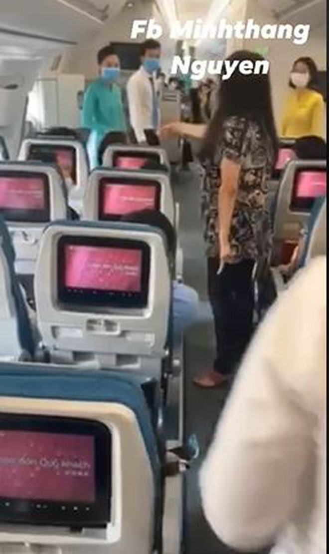 Nữ hành khách làm loạn, liên tục gào thét trên máy bay do khó chịu người ngồi cạnh nói chuyện và xịt mùi nồng nặc Nữ hành khách làm loạn, liên tục gào thét trên máy bay do khó chịu người ngồi cạnh nói chuyện và xịt mùi nồng nặc