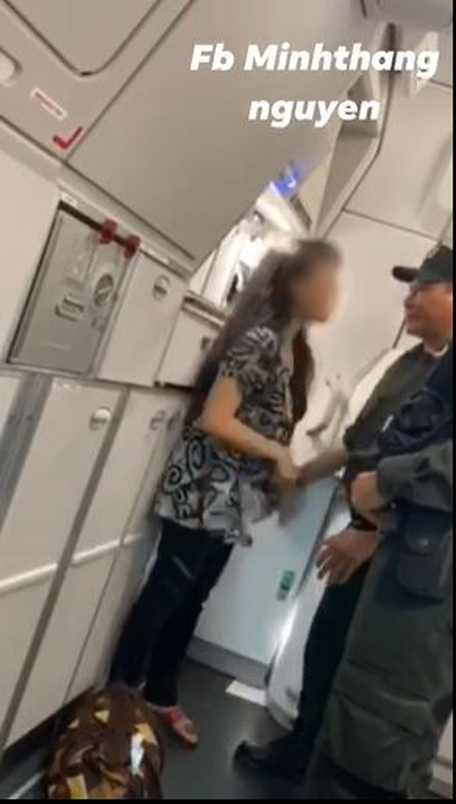 Nữ hành khách làm loạn, liên tục gào thét trên máy bay do khó chịu người ngồi cạnh nói chuyện và xịt mùi nồng nặc - 2 Nữ hành khách làm loạn, liên tục gào thét trên máy bay do khó chịu người ngồi cạnh nói chuyện và xịt mùi nồng nặc - 2