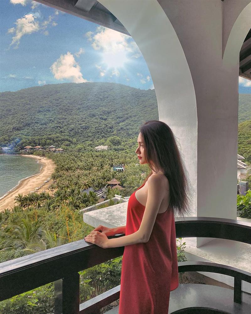 Hương Giang khoe chân dài miên man nhưng lại bị nhắc khéo: 'Kéo chân hơi quá' - 4 Hương Giang khoe chân dài miên man nhưng lại bị nhắc khéo: 'Kéo chân hơi quá' - 4