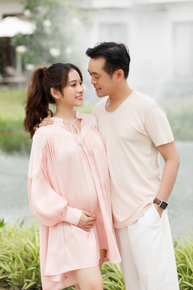 Sara Lưu khoe cận cảnh bụng bầu mang song thai, tiết lộ lý do giữ kín tin vui suốt 4 tháng Sara Lưu khoe cận cảnh bụng bầu mang song thai, tiết lộ lý do giữ kín tin vui suốt 4 tháng