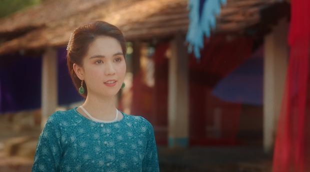 Chi Pu hóa thân thành nghệ sĩ cải lương, 'bất lực' nhìn Ngọc Trinh và Quang Sự chết cháy giữa dòng sông trong MV 'Cung Đàn Vỡ Đôi' - 2 Chi Pu hóa thân thành nghệ sĩ cải lương, 'bất lực' nhìn Ngọc Trinh và Quang Sự chết cháy giữa dòng sông trong MV 'Cung Đàn Vỡ Đôi' - 2