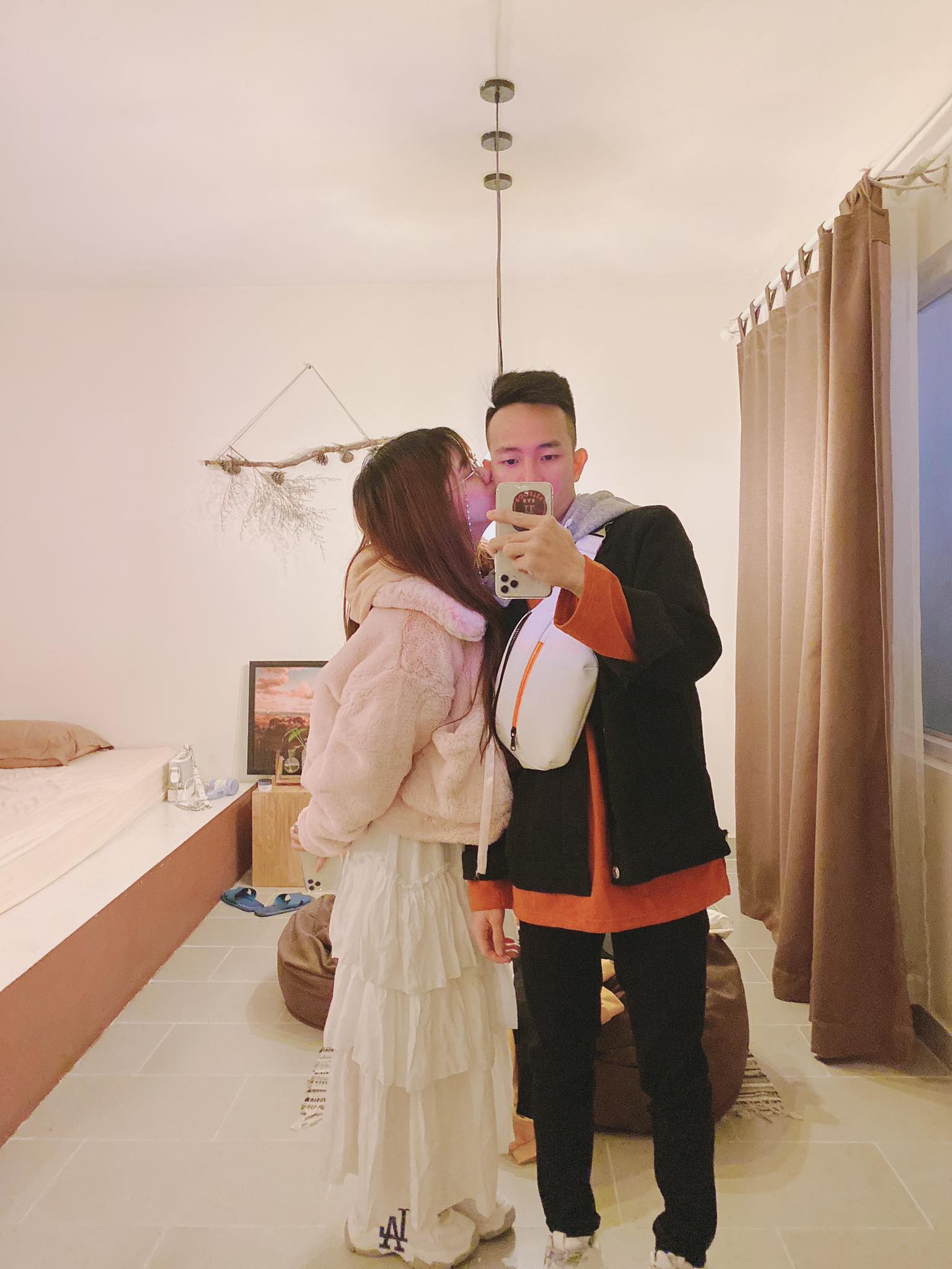 Dân tình bàn tán xôn xao về màn cầu hôn nhẫn cỏ nhưng lại đeo đồng hồ, đi xe tiền tỷ, tiết lộ về gia cảnh đáng gờm của 'nhà gái' mới gây sốc - 7 Dân tình bàn tán xôn xao về màn cầu hôn nhẫn cỏ nhưng lại đeo đồng hồ, đi xe tiền tỷ, tiết lộ về gia cảnh đáng gờm của 'nhà gái' mới gây sốc - 7