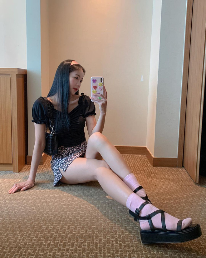 5 kiểu mix đồ giúp bạn có phong cách thập niên 90 sành điệu giống Jennie, Lisa, diện theo thì style chỉ có sang xịn trở lên - 21 5 kiểu mix đồ giúp bạn có phong cách thập niên 90 sành điệu giống Jennie, Lisa, diện theo thì style chỉ có sang xịn trở lên - 21