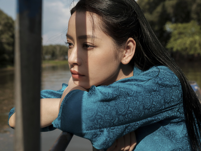 Chi Pu ra MV sặc mùi drama, mời cả Ngọc Trinh đóng tình địch nhưng phần hát bị chê 'hắt hiu như đời chị Dậu' - 2 Chi Pu ra MV sặc mùi drama, mời cả Ngọc Trinh đóng tình địch nhưng phần hát bị chê 'hắt hiu như đời chị Dậu' - 2