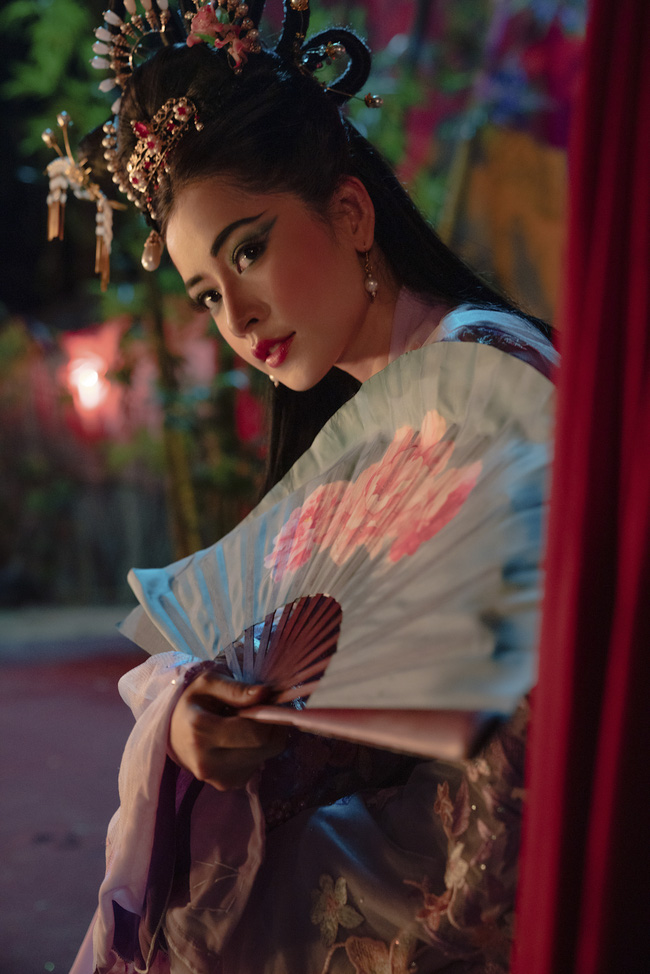 Chi Pu ra MV sặc mùi drama, mời cả Ngọc Trinh đóng tình địch nhưng phần hát bị chê 'hắt hiu như đời chị Dậu' - 7 Chi Pu ra MV sặc mùi drama, mời cả Ngọc Trinh đóng tình địch nhưng phần hát bị chê 'hắt hiu như đời chị Dậu' - 7